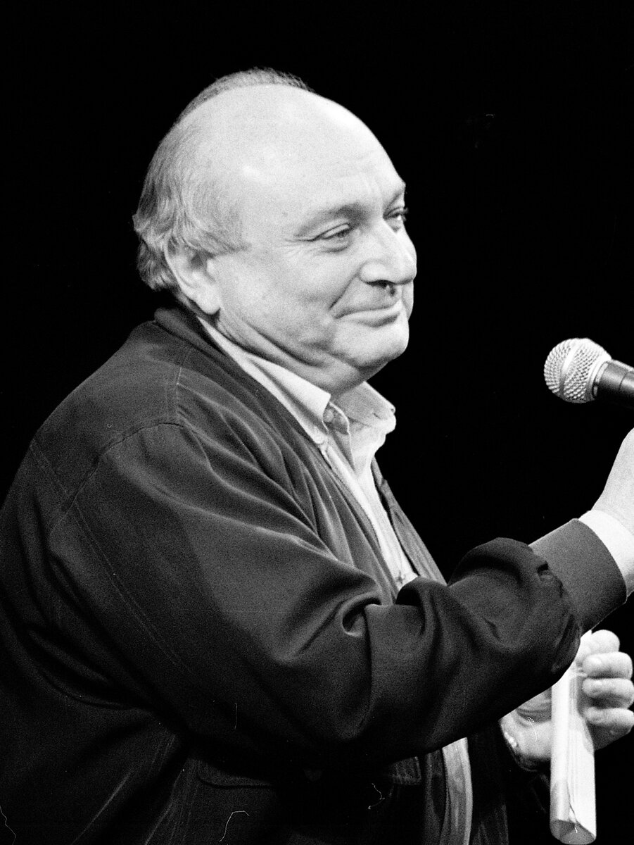 Михаил Жванецкий на сцене во время выступления. Фото: Википедия