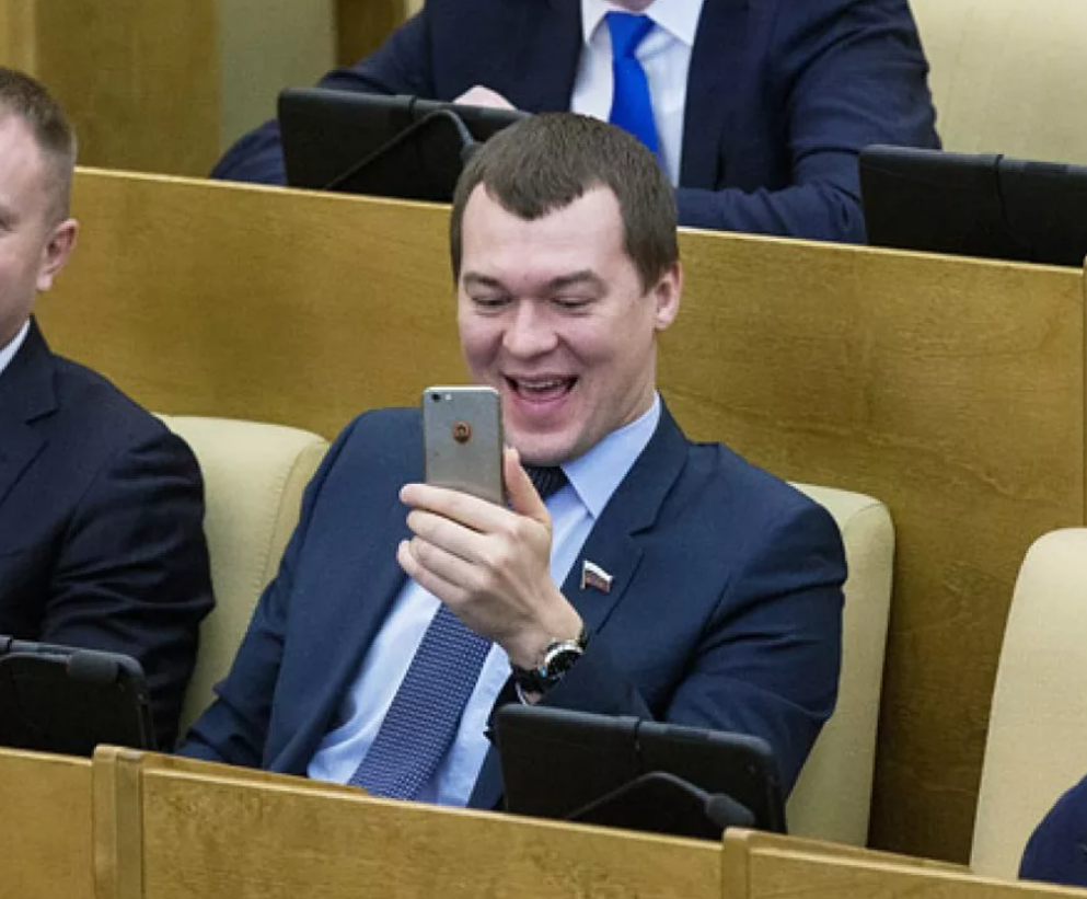 Депутаты государственной думы находятся на службе. Селфи депутата. Депутаты смеются. Довольный депутат. Депутаты ржут.