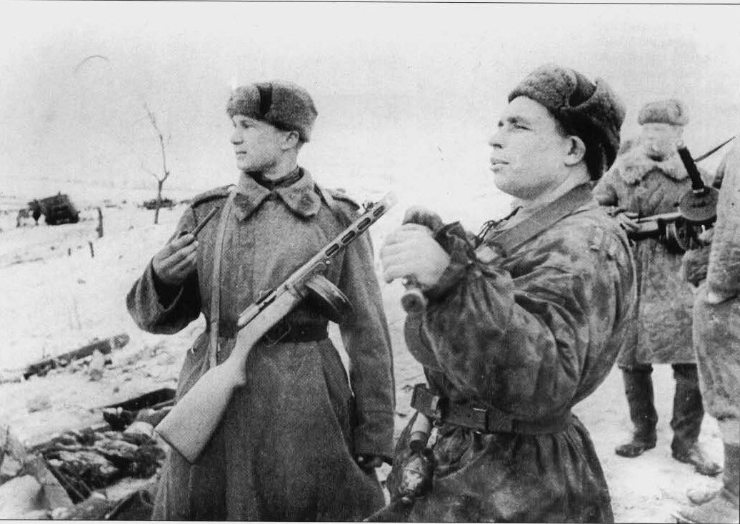  Про использование трофеев писано и рассказано немало. В основном при этом обсуждаются различные образцы вооружения и техники, имущество связи, транспортные средства. А обмундирование?-2