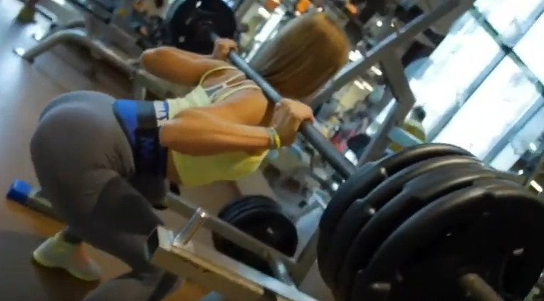 Девушка со штангой