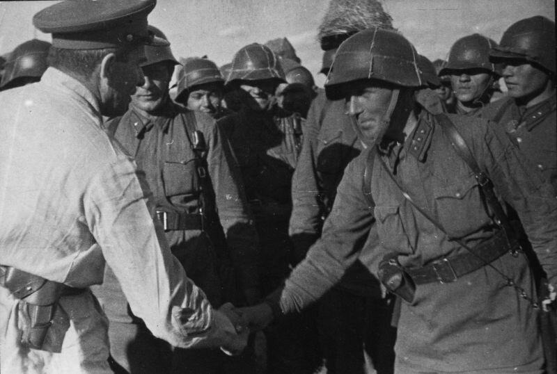 Хорошо сражались, товарищи! Командующий Читинской фронтовой группой командарм Штерн жмёт руку старшему лейтенанту. Когда снято фото, мне, сожалению, неизвестно. 