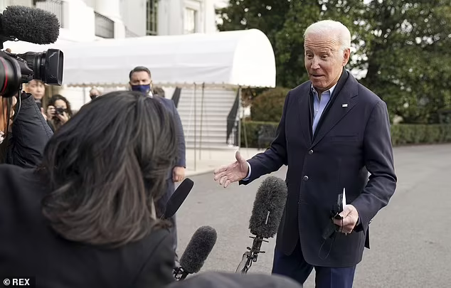 Байдену будет уже 82 года, если он победит на выборах в 2024 году, что побьёт его же собственный рекорд самого старого человека, приведенного к присяге в Белом доме.