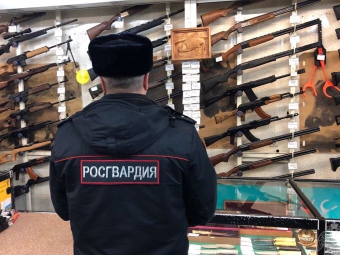 Сотрудник Росгвардии в оружейном магазине. Источник: topnews.ru