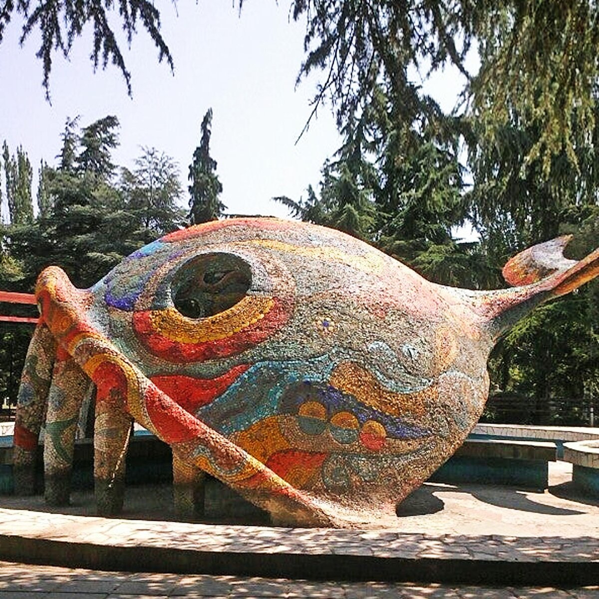 Алушта. Скульптура-фонтан «Чудо-юдо Рыба-кит». Создана в 1977 году.  Автор Павел Павлович Грейсер. Координаты:  44°40'35.9"N 34°25'00.2"E 