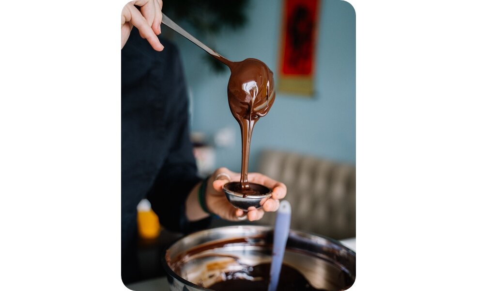 Разумеется, для обертывания используется не кондитерский шоколад, а специальный 