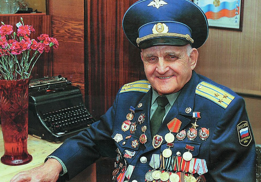 Иван Леонов