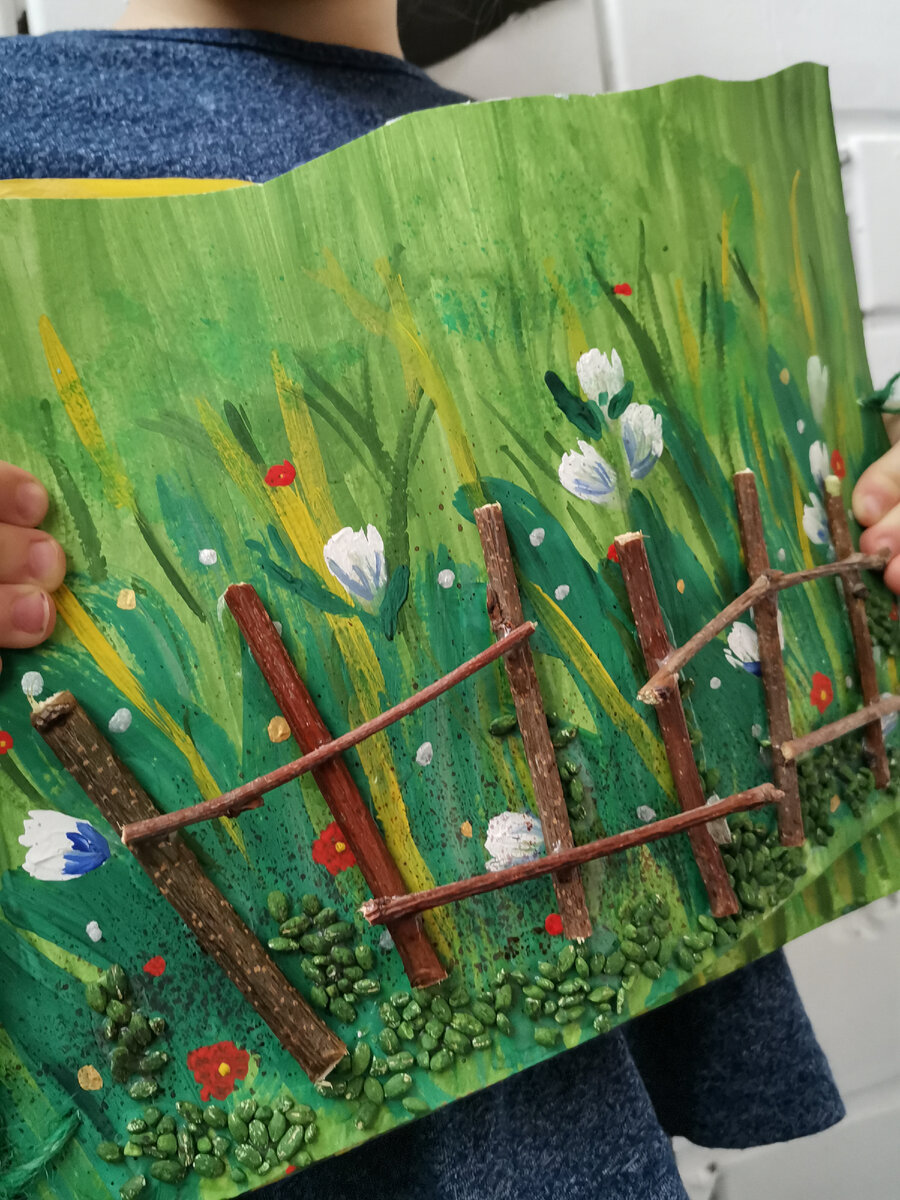 Аппликация-книга. На фото обложка, внутри деревенский дворик.