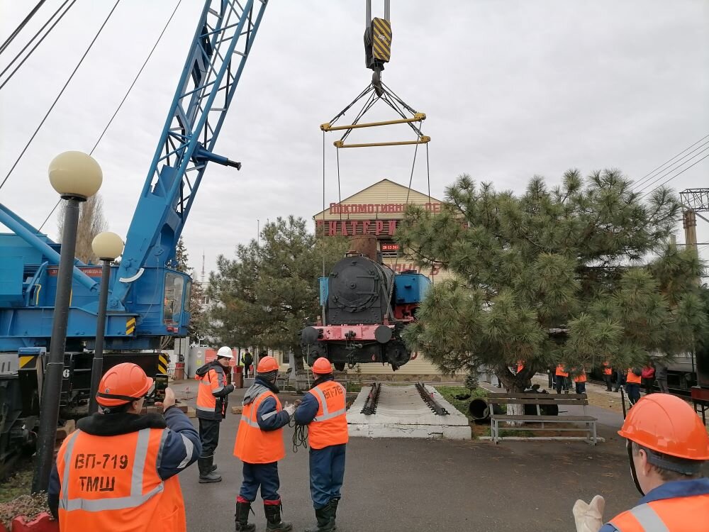 Во время погрузки старинного паровоза на платформу перед отправкой в Тихорецк. Фото из архива Ростовского музея СКЖД 