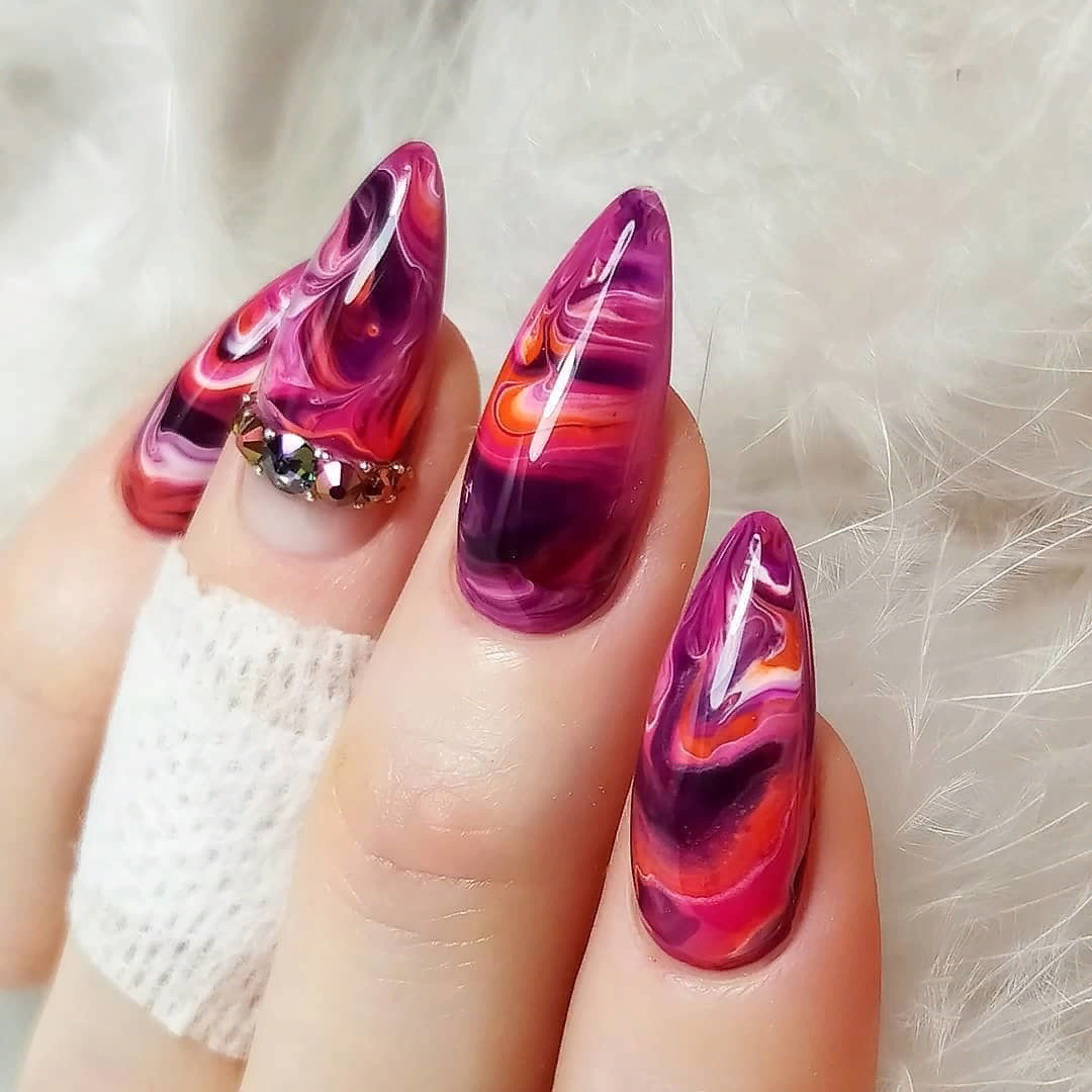 фактура на ногтях. дизайн ногтей текстуры. маникюр синий мрамор. натуральные текстуры на ногтях. паттерн ногти.