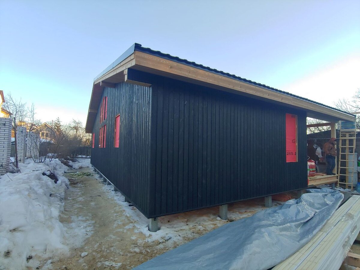 Март, почти готовый дом