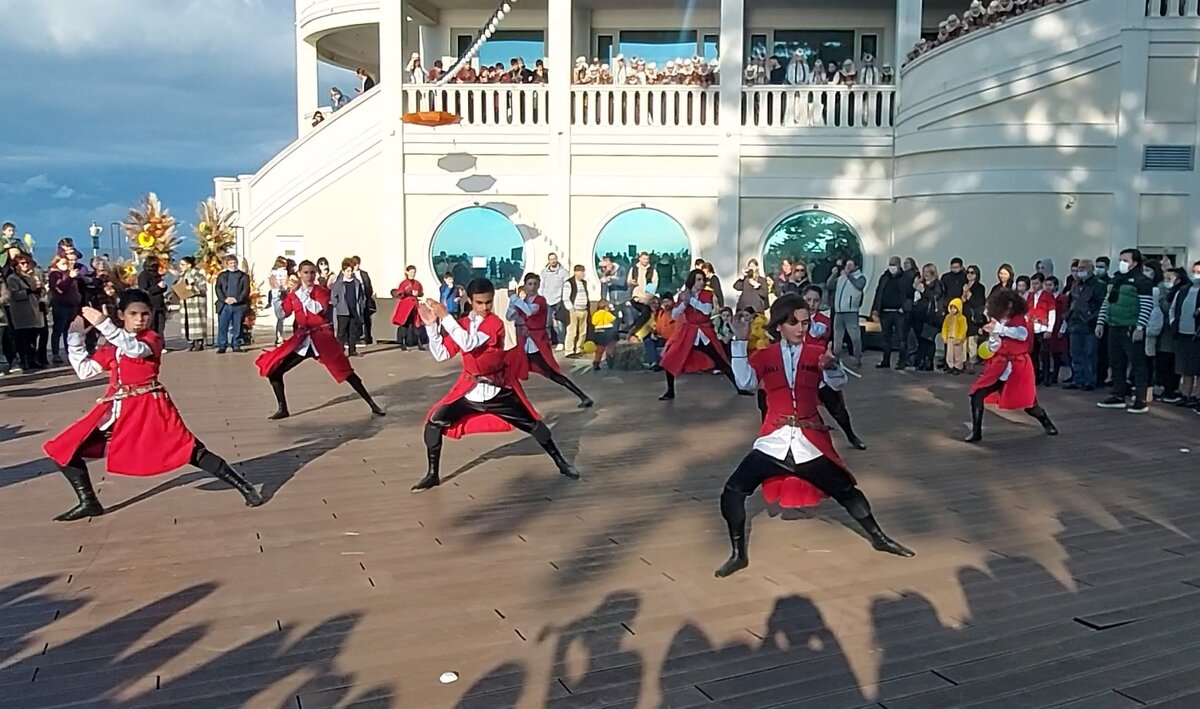 Практически все участники грузинских танцевальных коллективов начинают танцевать с детства!