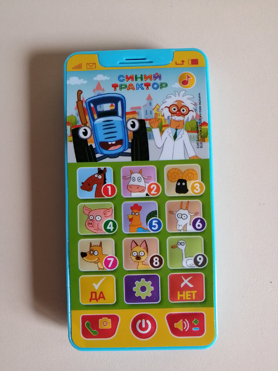 Купили такой телефончик. Произносит звуки животных, поёт песенки. Также есть несколько викторин, с поиском цифр и животных, с ответами да и нет. 