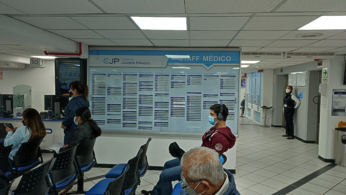 Близко не подходила, похоже на табло расписания врачей или номера кабинетов