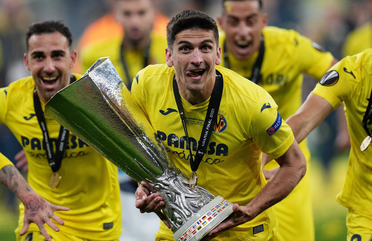 Игроки Вильяреала праздную историческую победу в Лиге Европы