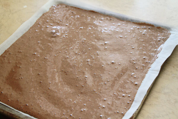 Выложить на противень и выпекать в духовке при 180градусов. 20-30мин.