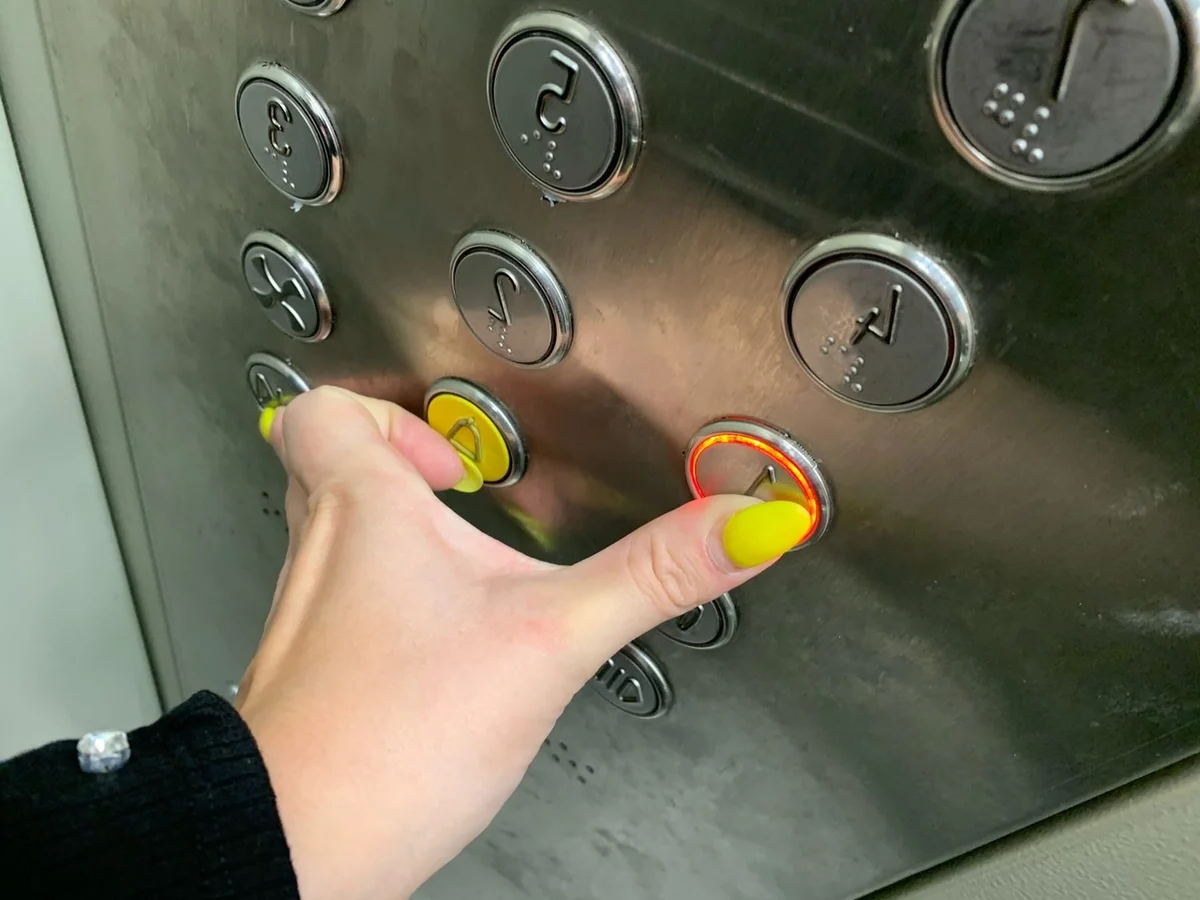 Нажать желтую кнопку. Кнопки лифта. Панель с кнопками в лифте. Лифтовые кнопки вызова. Кнопка закрывания дверей в лифте.