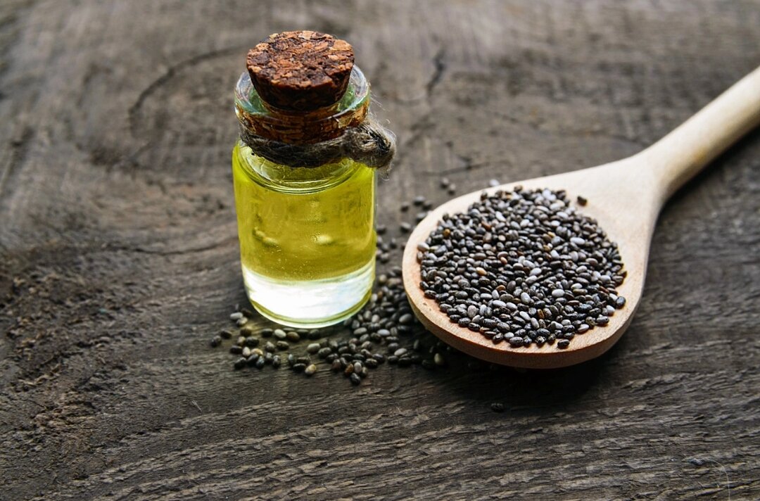 МАСЛО ЧИА  Как и большинство растительных выжимок масла из шалфея испанского получают технологией холодного отжима. Такой метод прессования позволяет сделать высококачественный экологический продукт с высоким содержанием полезных компонентов. Хорошая выжимка из чиа имеет небольшой аромат и ореховый привкус. В ней содержится много жирных кислот, не производимых человеческим организмом, и даже бор, который помогает маслу усваиваться. Масло семян чиа сохраняет большую часть минералов и биологически активных веществ, поэтому оно может быть эффективным и для наружного и для внутреннего применения.  Масло более чем на 60% представляет собой жирные Омега-кислоты. Удивительно, но уровень заменимых кислот в масле намного выше, чем в семенах в чистом виде. Также в продукте остаются витамины, антиоксиданты, флавоноиды и фитостеролы. Считается, что масло чиа намного полезнее масла оливы, ведь в нем идеальное соотношение жирных кислот, а также железо и цинк. Все эти вещества способны защитить организм от окислительного стресса.  Разнообразие полезных веществ обуславливает следующие свойства выжимки из семян чиа: - Уменьшает вероятность возникновения мигрени, улучшает функционирование мозга, память и настроение. - Снижает воспалительные процессы в организме. - Снижает риск появления заболеваний сердца и сердечно-сосудистой системы, понижает уровень вредного холестерина в крови. - Улучшает аппетит, нормализует работу ЖКТ и печени. - Нормализует обмен веществ. - Устраняет синдром сухого глаза. - Способствует расслаблению мышц, эффективно при невралгиях, ревматизме, ревматоидном артрите. - Масло чиа также позволяет избавиться от канцерогенов в организме.  Чиа-масло содержит 120 калорий в одной столовой ложке, соответственно не относится к диетическим маслам. Тем не менее, при правильном применение способствует похудению, положительно влияет на пищеварительную систему, активно возобновляет структуру кожи и волос.  Жирные кислоты в составе масла нужны для хорошего общего состояния здоровья. Они играют важную роль в работе головного мозга и особенно для когнитивных и поведенческих функций. А недостатком этих кислот могут быть вызваны плохое кровообращение, повышенная утомляемость, плохая память, депрессия. 