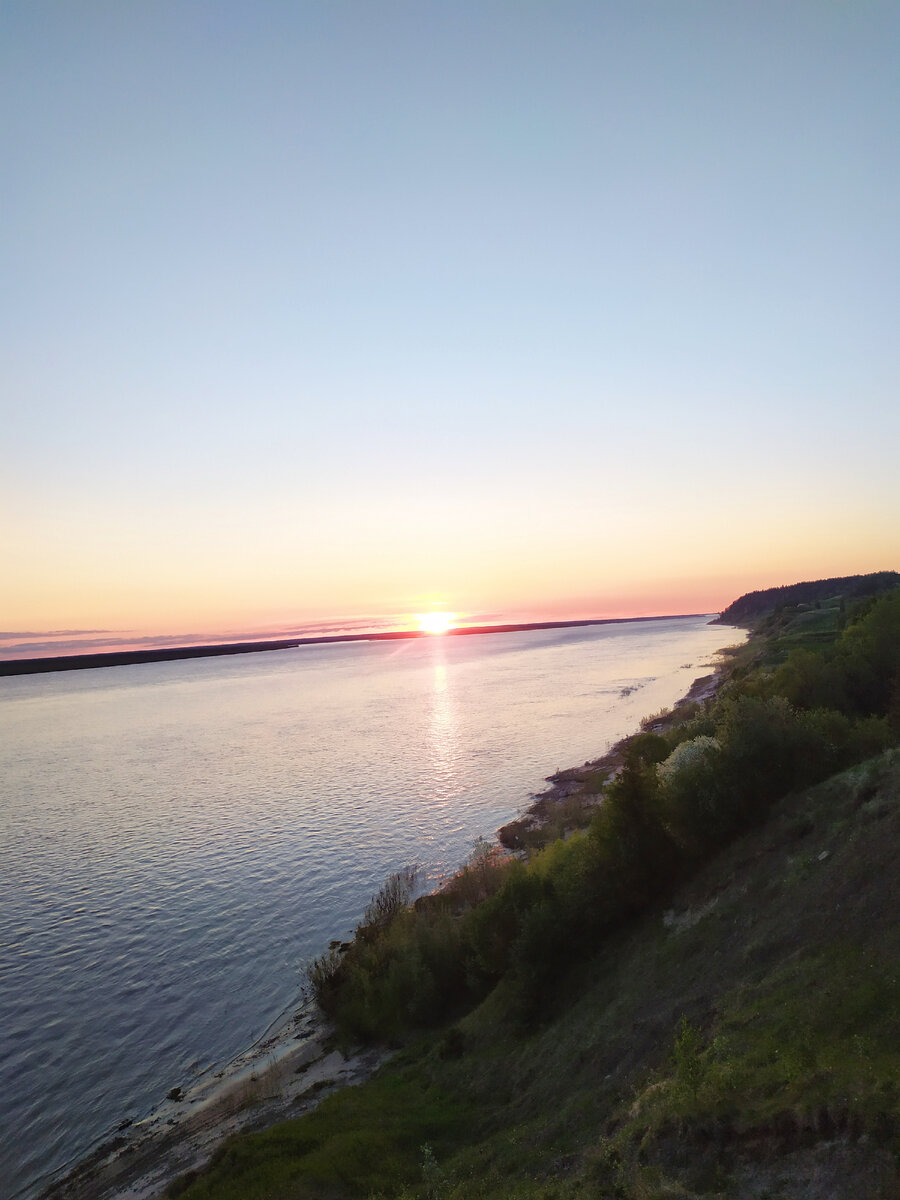 Недавно случйно нашла очень красивое место,куда в последнее время часто приезжаю на велосипеде,там я встречала закаты и рассвет)