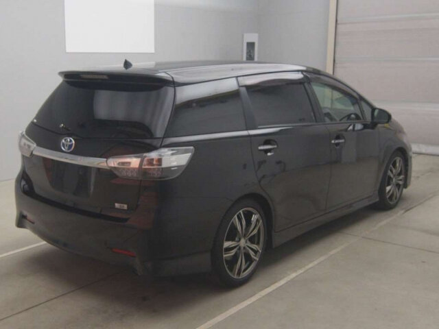 Фото с аукциона Японии. Toyota Wish, вид сзади