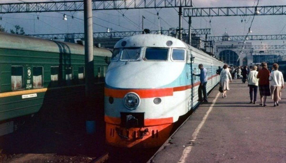 Coветский скоpocтной электpoпoeзд - ЭР200. 1988 гoд.