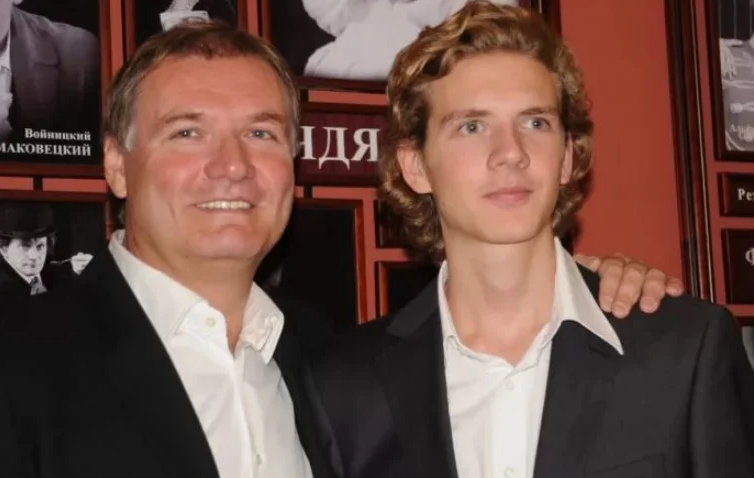 Владимир Симонов с сыном Василием.Фото Яндекс.Картинки.