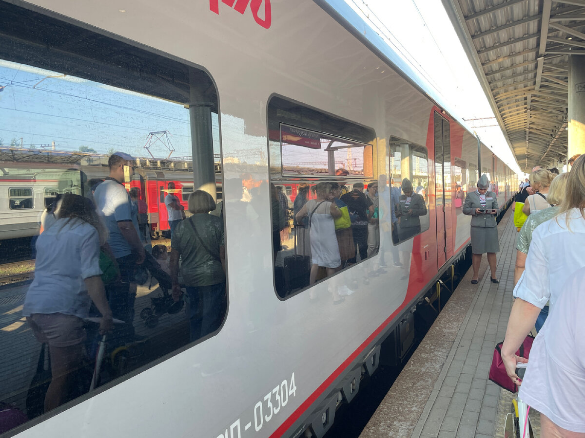 Ранее утро, очередь на регистрацию длинная. 