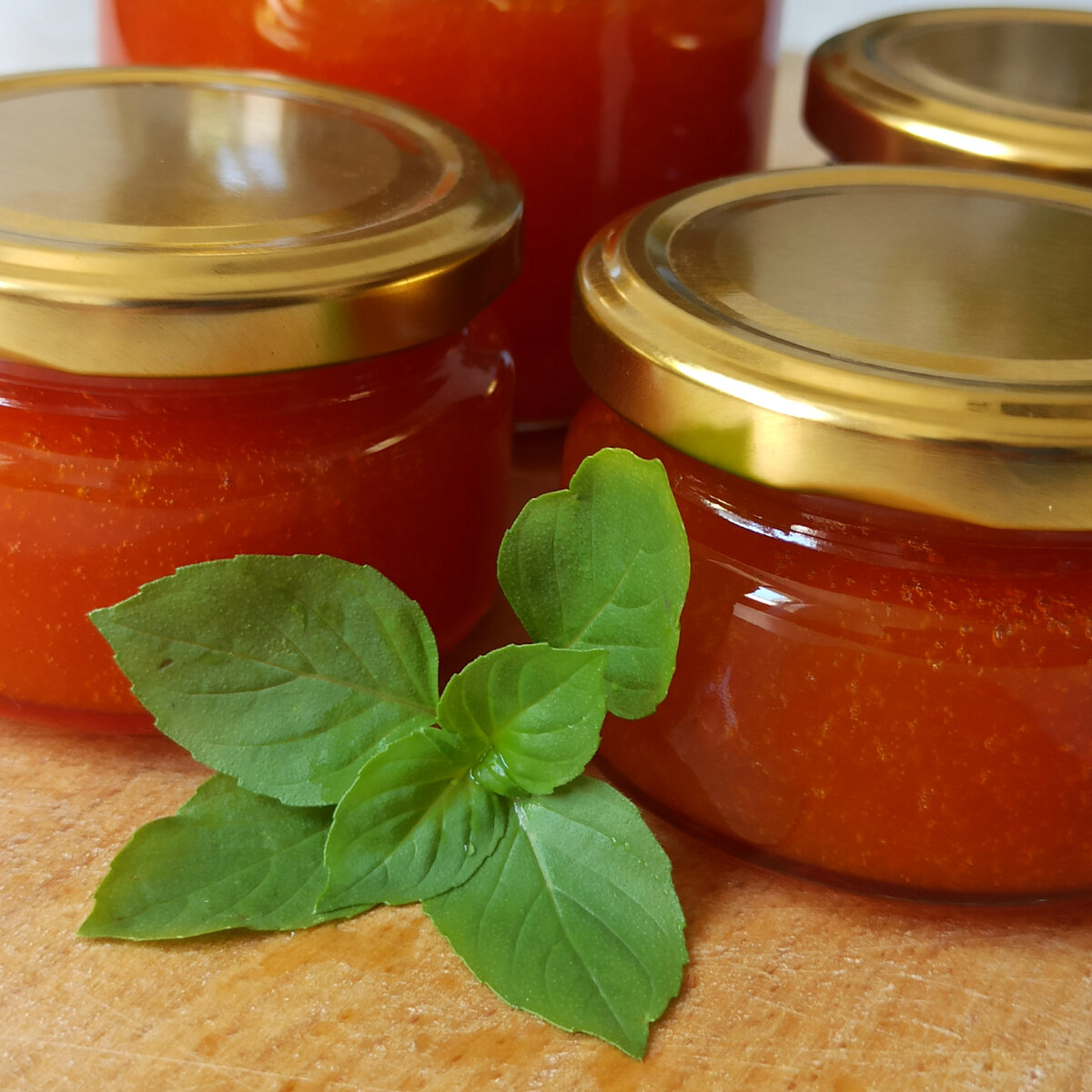 Готовый абрикосово-перечный джем.