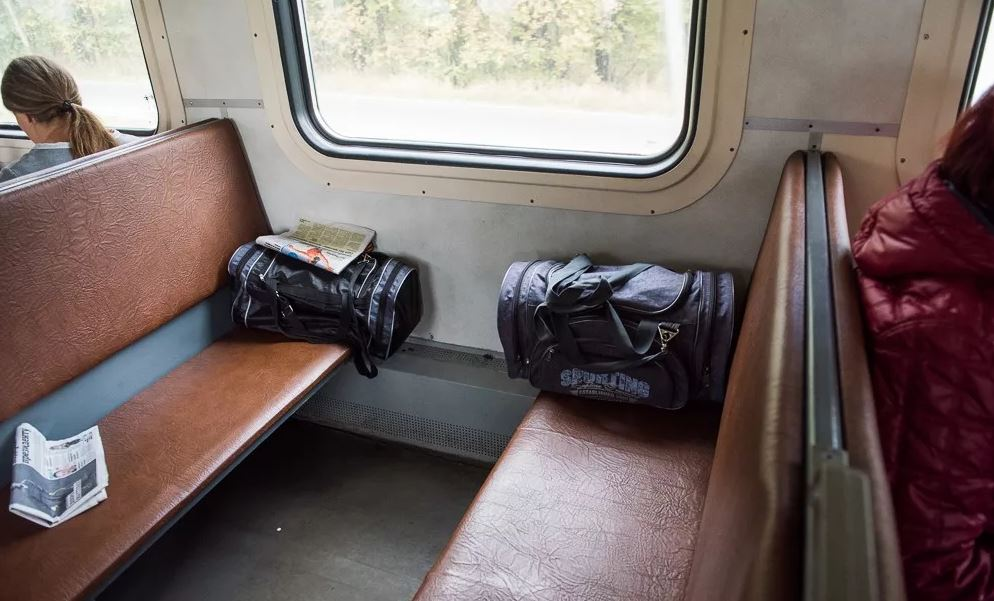 Рюкзак в электричке. Занятые места в электричке. Забыл в электричке. Забытые вещи пассажирами поезда. Забыл в электричке.