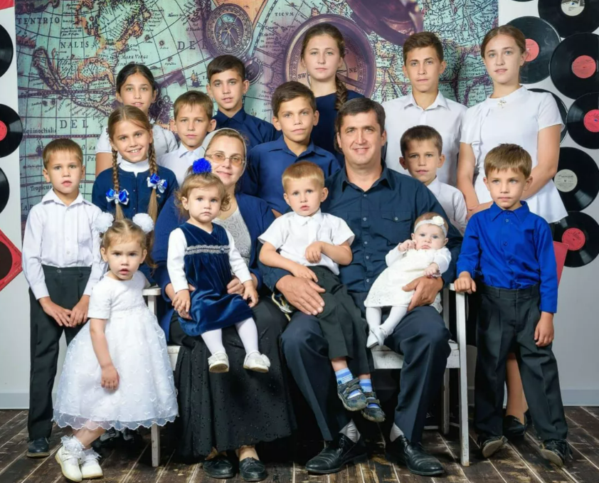 Многодетная семья в России - Култышевы. Квартиру на всех им не дали - дом отец семейства расширяет своими руками, надстраивая этажи
