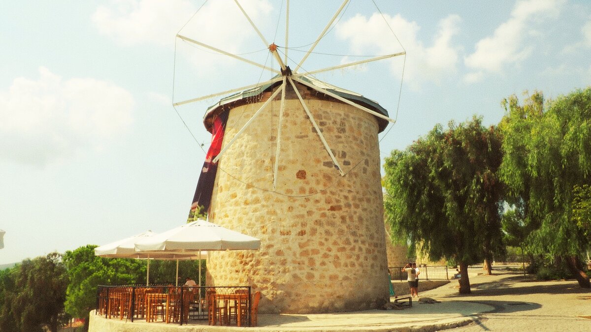 Старая мельница на центральной улице Алачаты