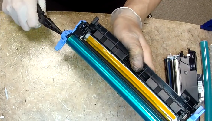 Фото 61. Очищаем картридж при помощи сервисного пылесоса