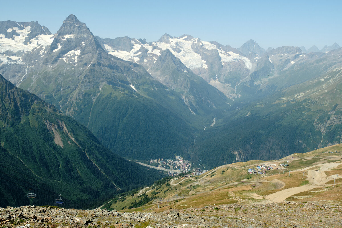 Вид с 3035 м. «Тарелка» белый овальчик справа внизу.