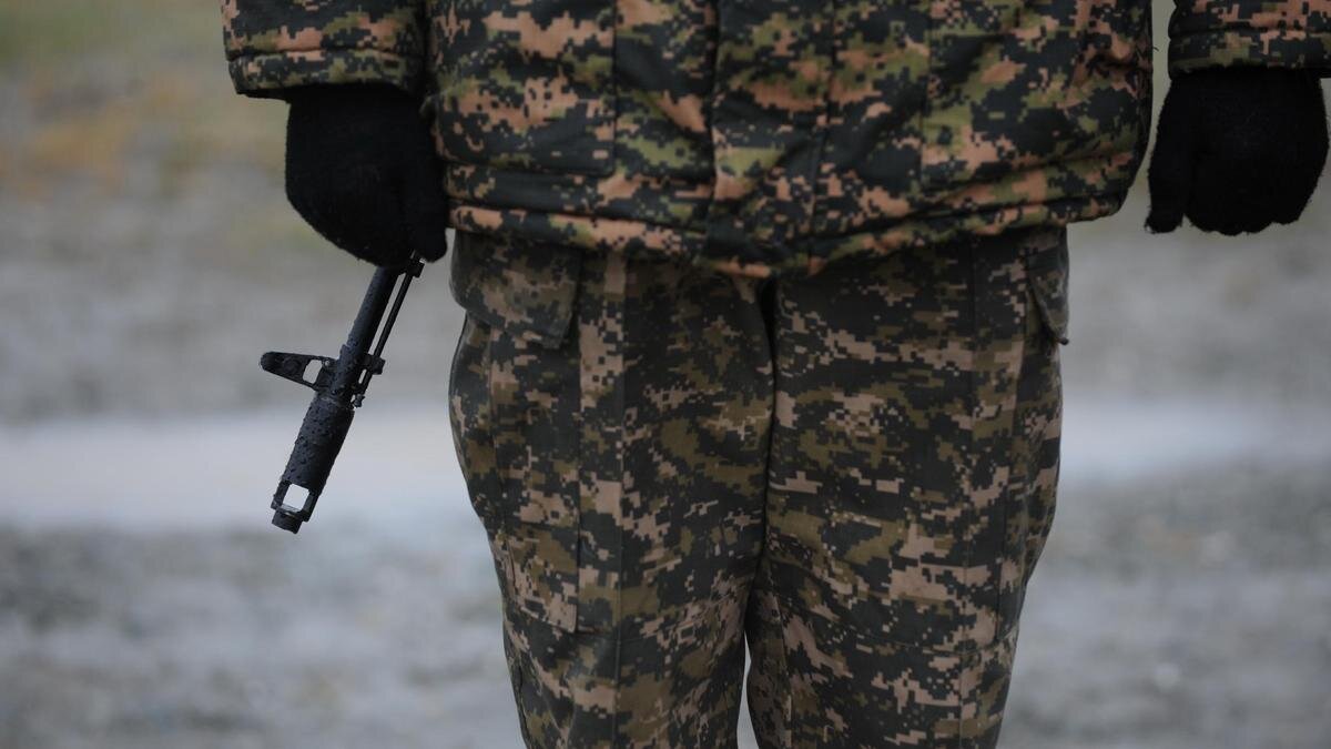   Военнослужащий с оружием в руках:NUR.KZ/Владимир Третьяков