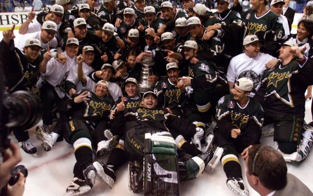Фотография команды с кубком Стэнли.