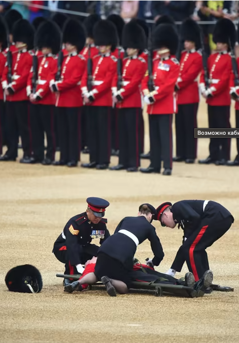 Гвардеец потерял сознание на Церемонии Выноса флага во время празднования 90-летия королевы