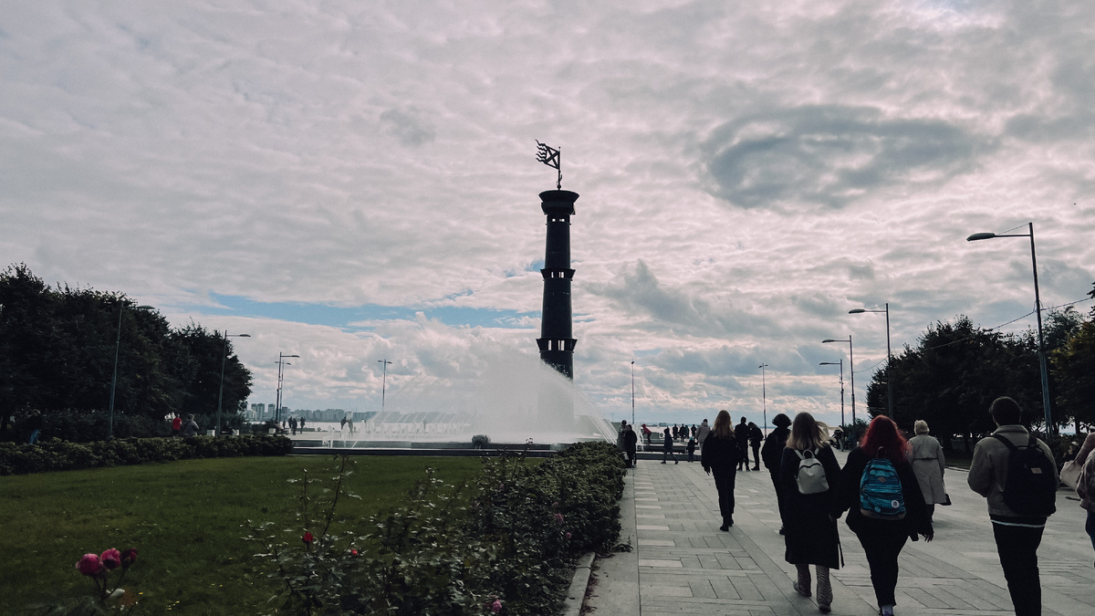 Фонтан, флюгер и розы. Парк 300-летия Санкт-Петербурга