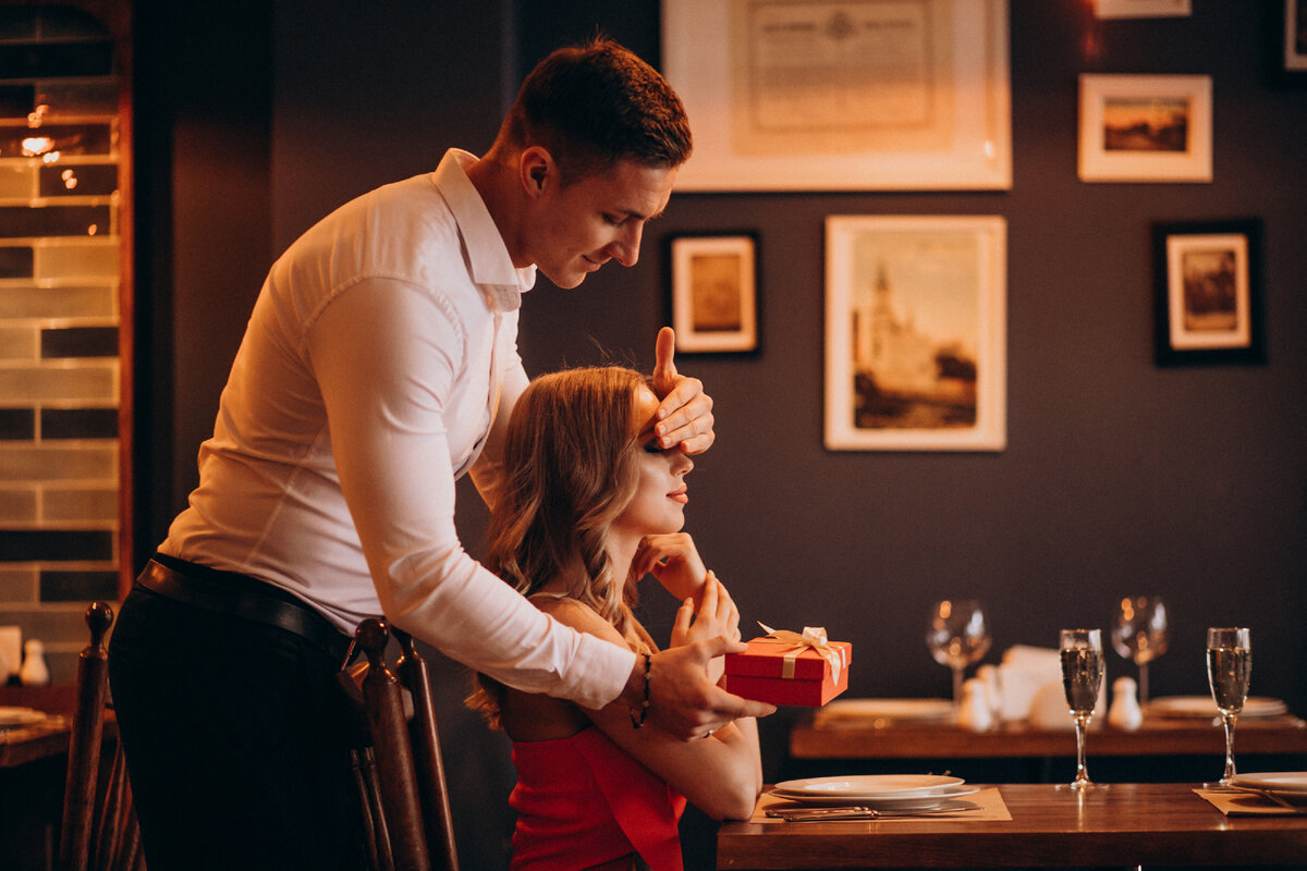 https://ru.freepik.com/free-photo/man-giving-a-gift-box-on-valentines-day-at-a-restaurant_7168018.htm#query=%D1%81%D0%B2%D0%B8%D0%B4%D0%B0%D0%BD%D0%B8%D0%B5&position=40&from_view=search