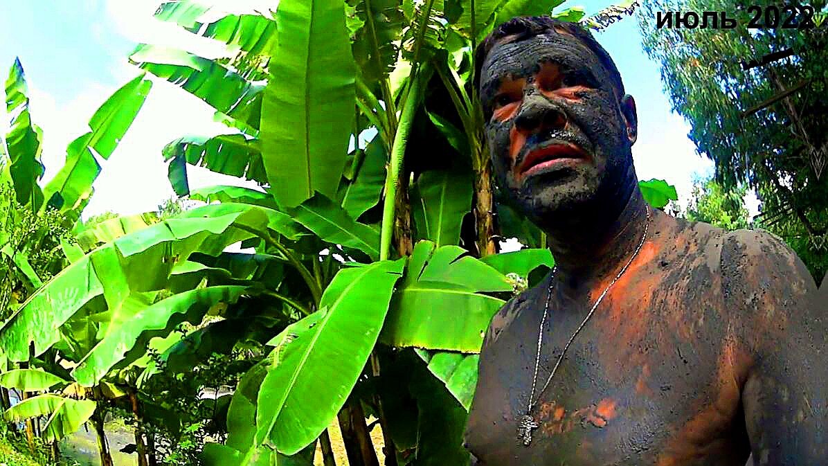 Мы посетили в Абхазии , п. Кындыг  Термальный Источник ! А добывают эту лечебную ГРЯЗЬ очень просто , ты хватаешь лопату и начинаешь копать )))