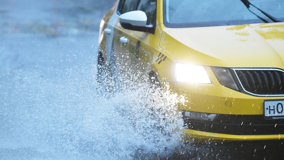    Автомобиль на дороге во время сильного дождя в Москве© РИА Новости / Михаил Воскресенский