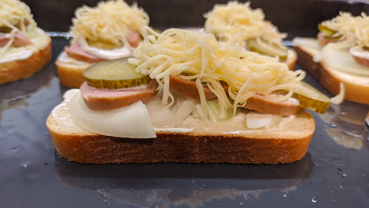 Чтоб потом без лишней возьни по уборке - сразу на противень выкладываю. 