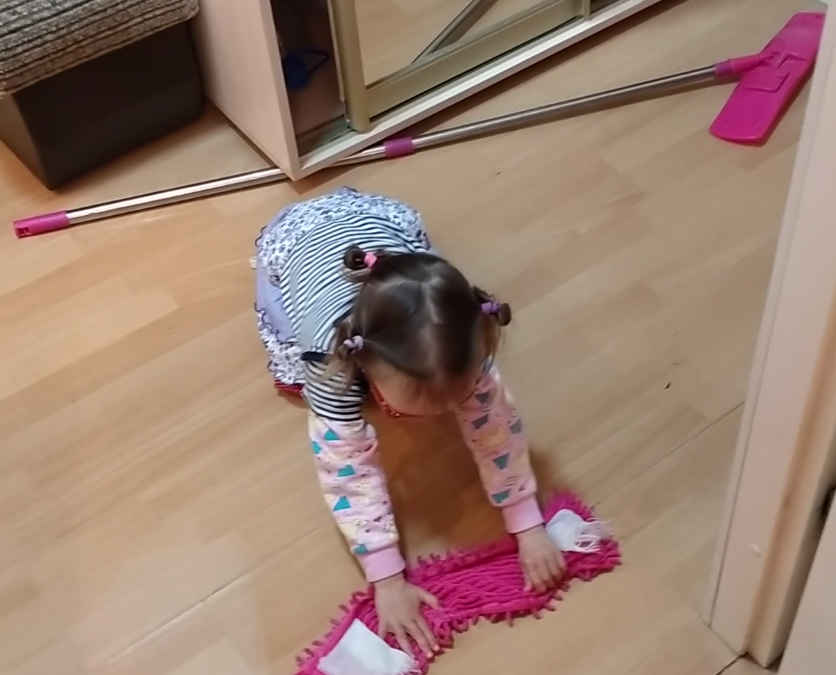 Sophie is washing the floor by herself)