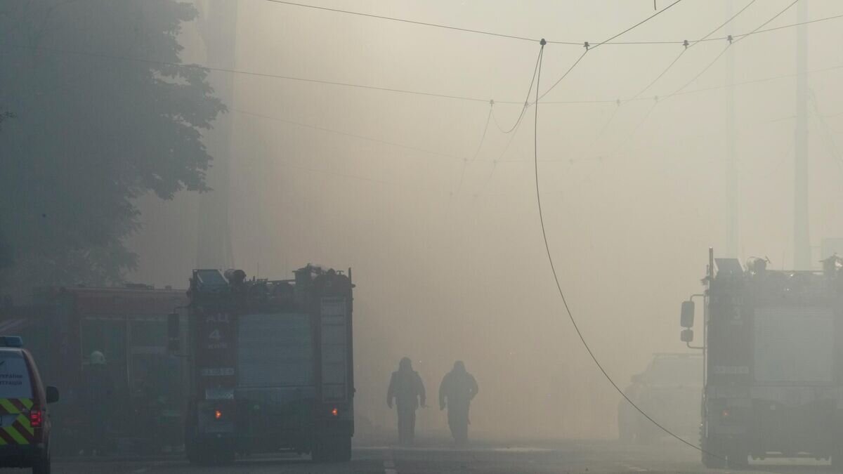    Украинские пожарные© AP Photo / Efrem Lukatsky