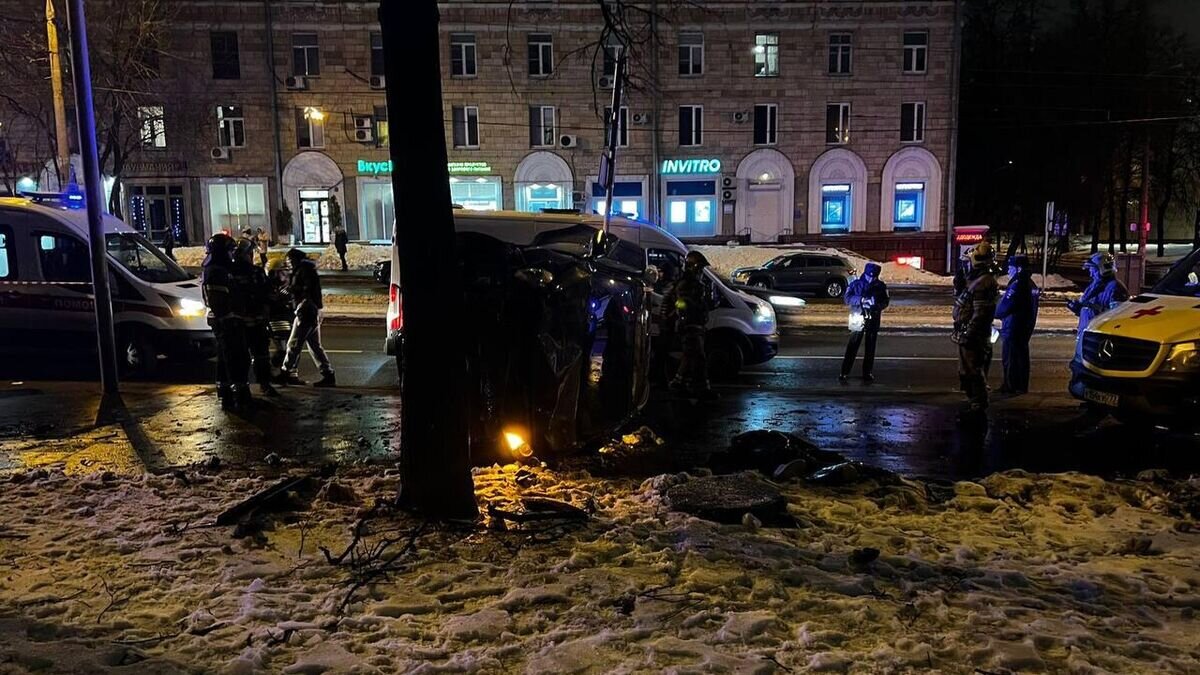    На улице Свободы водитель автомобиля марки "Киа" не справилась с управлением, выехала на тротуар и совершила наезд на пешеходов - женщину с двумя детьми© Фото : Прокуратура Москвы