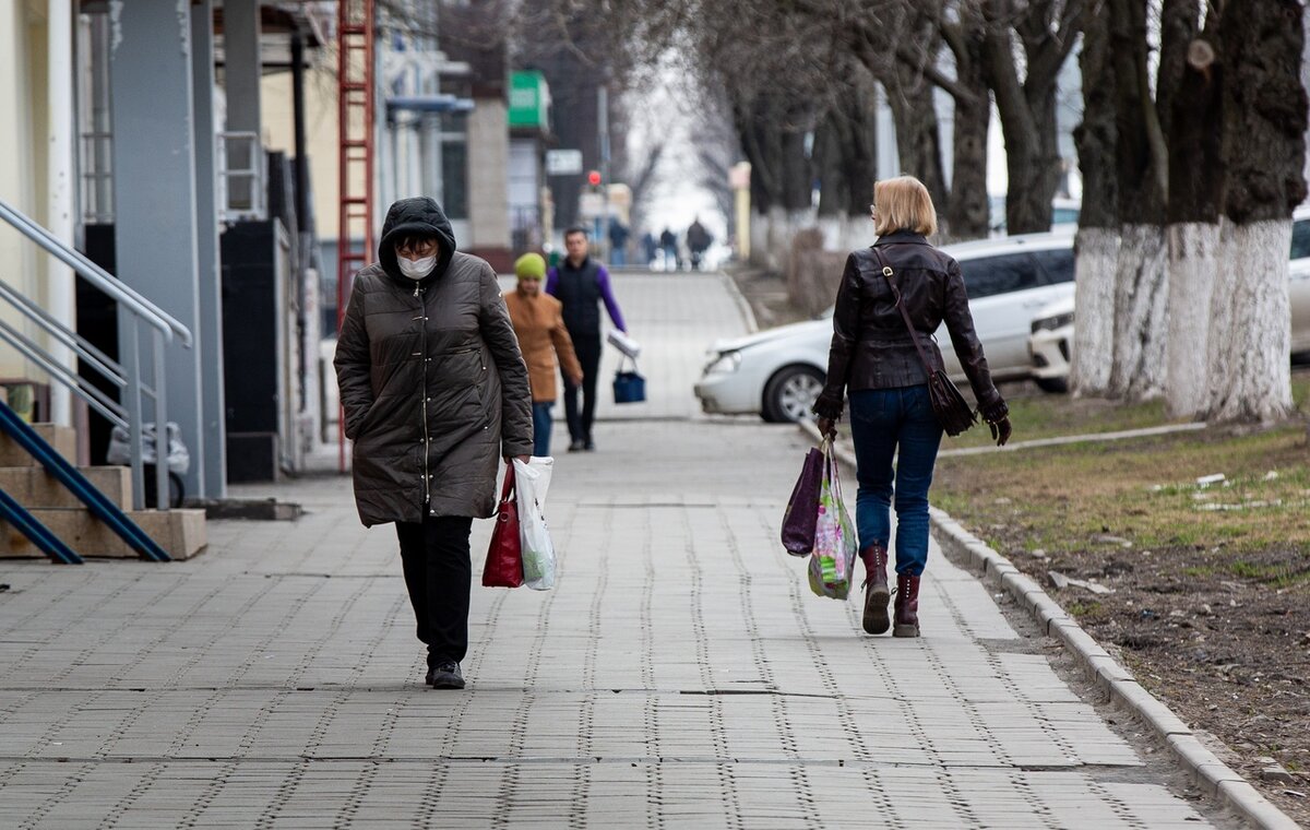 Уровень бедности в стране по итогам третьего квартала снизился до 10,5%, позитивную динамику нужно сохранить, заявил президент России Владимир Путин.
"По итогам третьего квартала уровень бедности снизился до 10,5%. <...> Годом раньше в третьем квартале он составил 11%. Так что снижение действительно небольшое. Но важно, что в нынешней непростой ситуации экономической такая определённая позитивная динамика есть. Вот её нужно сохранить", — сказал глава государства на совещании с правительством.
Он напомнил, что в этом году приняты шаги в этом направлении, в частности, с 1 апреля ежемесячные выплаты распространили на семьи с детьми от восьми до 17 лет.