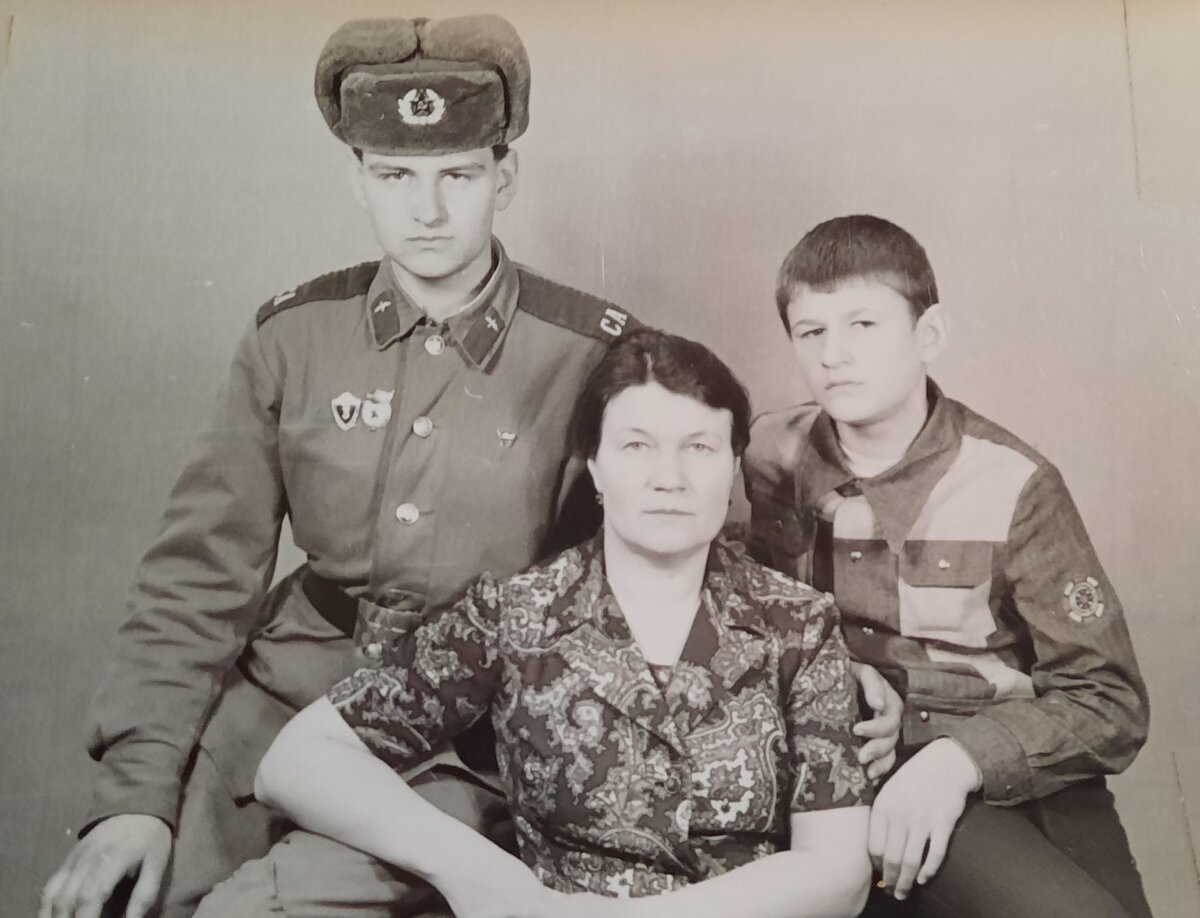 Бабушка с сыновьями: мой папа в военной форме.