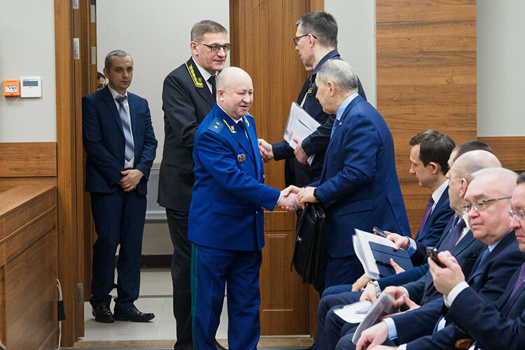    На итоговую коллегию судов общей юрисдикции РТ собрался весь судейский бомонд республики, а также представители смежных структур и ведомств, например прокурор Татарстана Илдус Нафиков (в центре)...