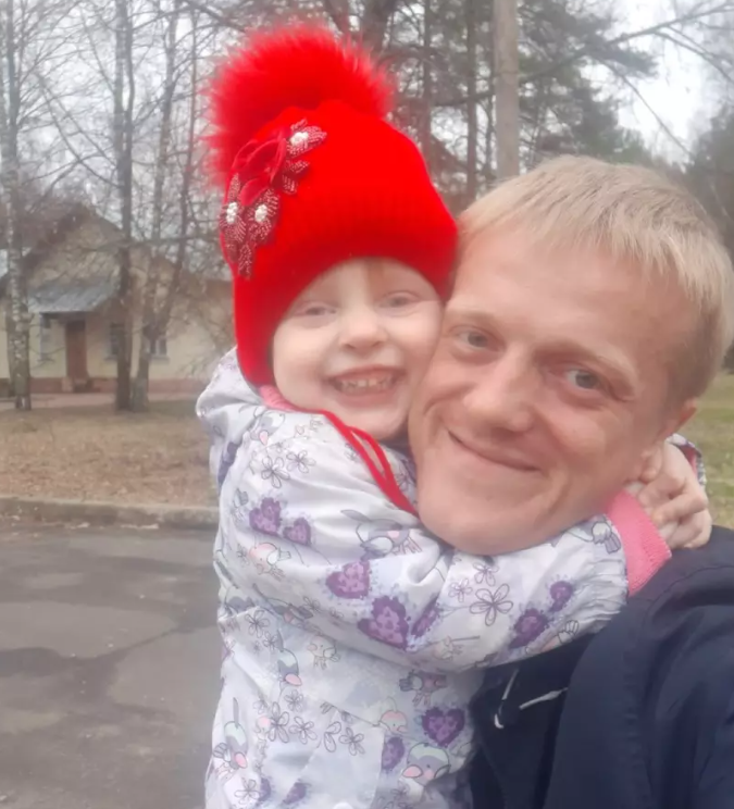 Первая встреча папы и дочки после разлуки