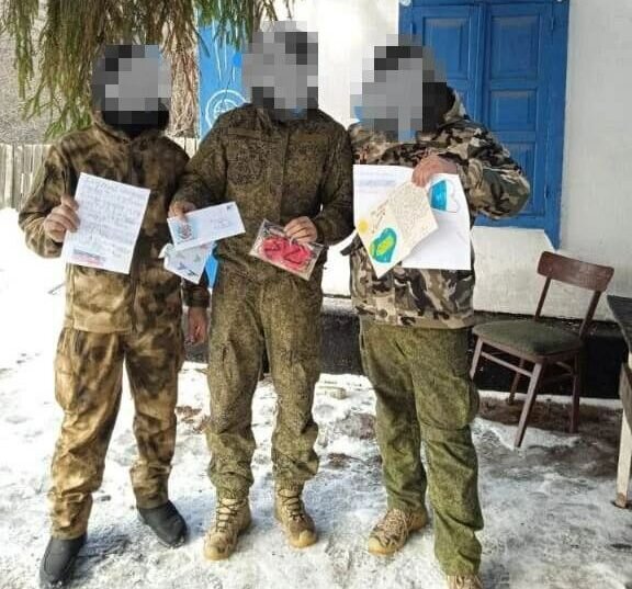    В Соль-Илецком округе пятиклассница связала для наших защитников талисманы — шевроны Кристина Просвиркина
