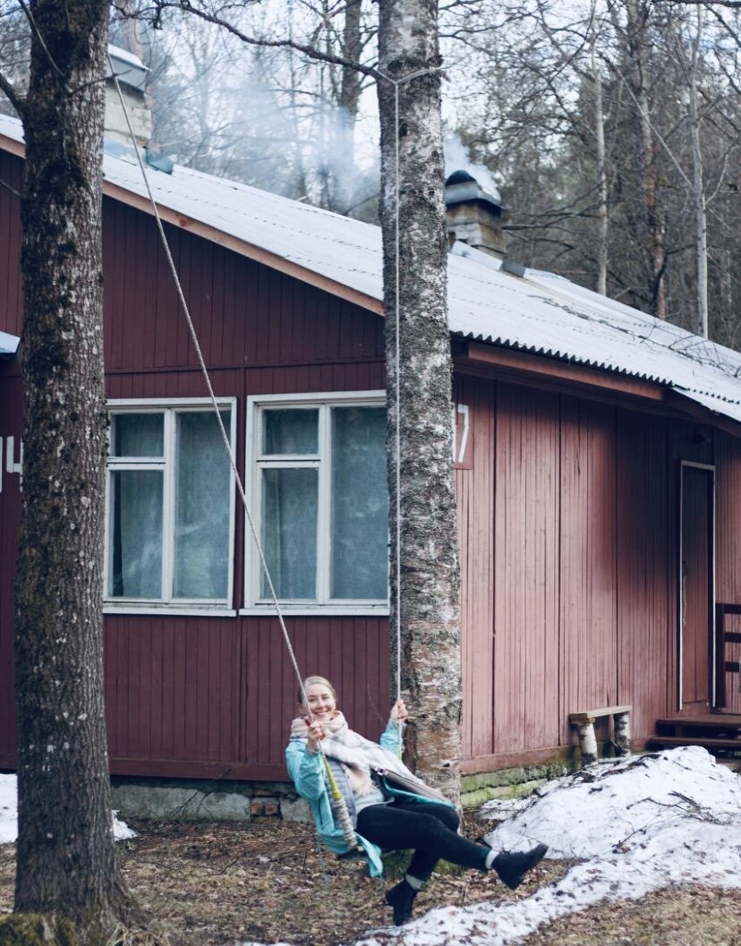 Отдыхать можно как угодно: лежать, гулять, танцевать, читать, качаться на качелях…каждому своё!