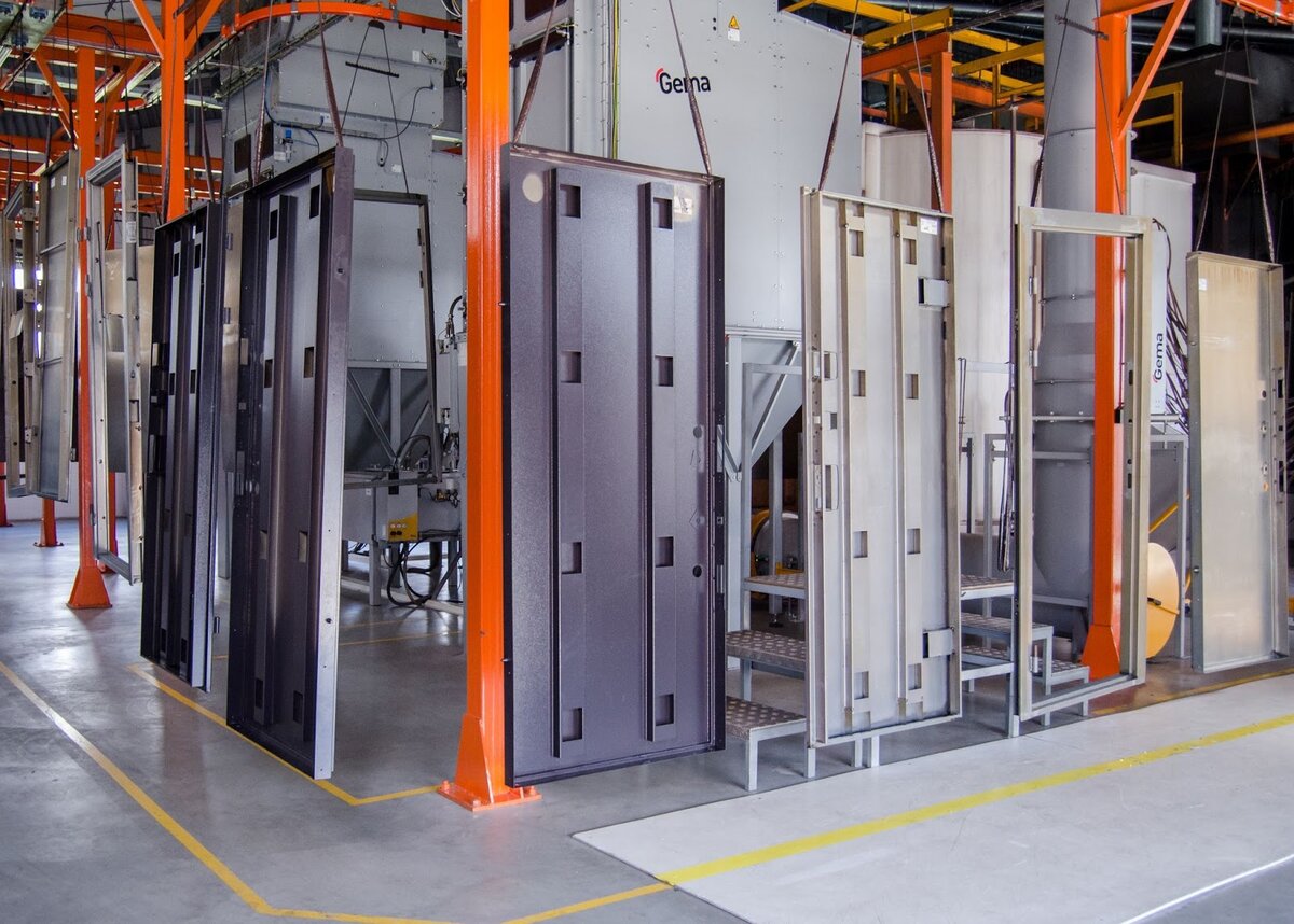 Процесс окрашивания дверей на заводе Torex